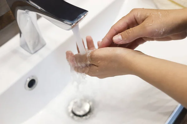 Kvinna Tvätta Händerna Handfat Närbild — Stockfoto
