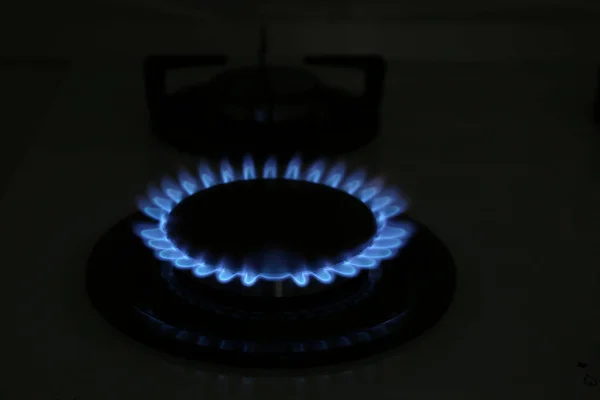 Cozinha Moderna Gás Com Chama Azul Ardente Cozinha Noite — Fotografia de Stock