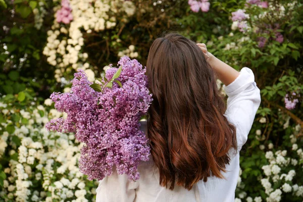 Woman Lilac Flowers Outdoors Back View — Zdjęcie stockowe