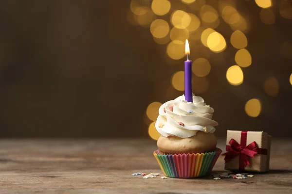 Geburtstagskuchen Mit Kerze Und Geschenkbox Auf Holztisch Vor Verschwommenem Licht — Stockfoto