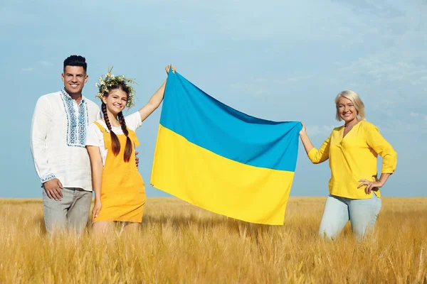 Família Feliz Com Bandeira Nacional Ucrânia Campo — Fotografia de Stock