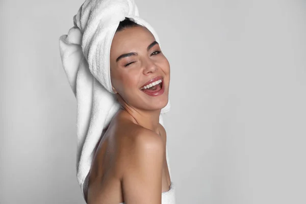 Beautiful Young Woman Towels Light Background — Stock Photo, Image