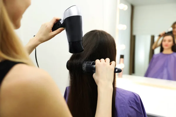 美容室でお客様の髪を乾かすスタイリスト クローズアップ — ストック写真