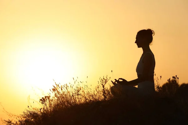 Силует Жінки Медитує Свіжому Повітрі Під Час Заходу Сонця Простір — стокове фото