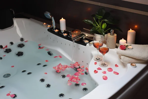 Bañera Con Copas Vino Velas Interior Ambiente Romántico — Foto de Stock