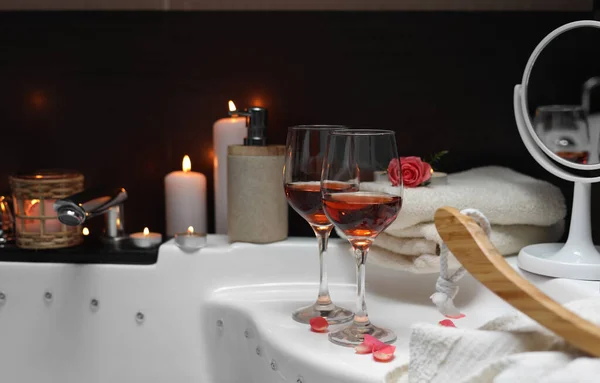 Bañera Con Copas Vino Velas Interior Ambiente Romántico — Foto de Stock