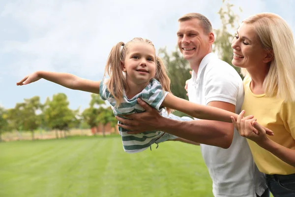 Nettes Kleines Mädchen Hat Spaß Mit Ihren Eltern Park Einem — Stockfoto