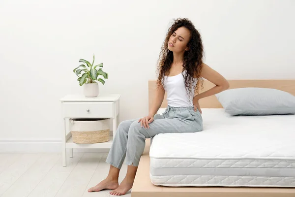 Young African American Woman Suffering Back Pain Sleeping Uncomfortable Mattress — 스톡 사진