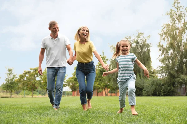 Família Feliz Correndo Parque Dia Verão — Fotografia de Stock