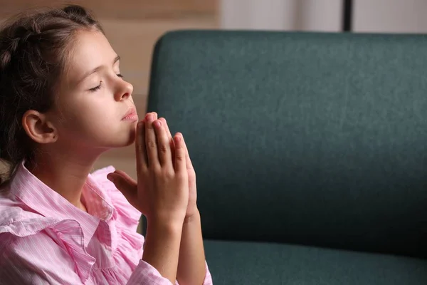 Χαριτωμένο Κοριτσάκι Χέρια Ενωμένα Προσεύχεται Στο Σπίτι Χώρος Για Κείμενο — Φωτογραφία Αρχείου