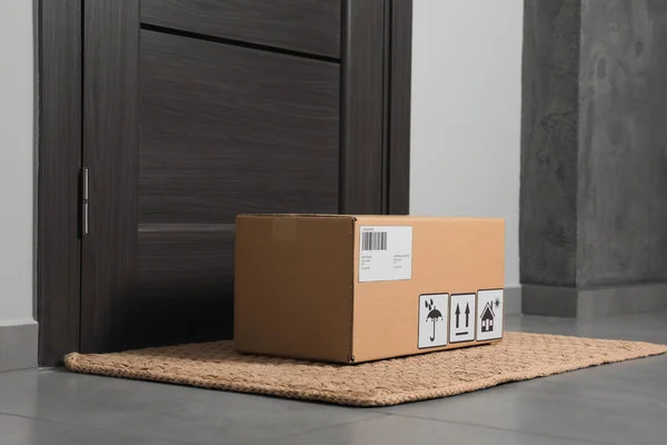 Cardboard Box Floor Mat Entrance Parcel Delivery Service — Stockfoto