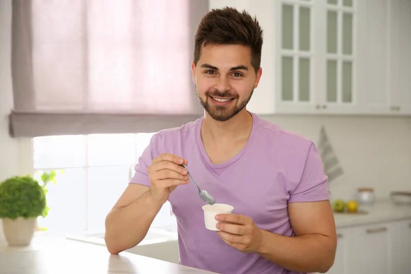 Glücklicher Junger Mann Mit Leckerem Joghurt Tisch Der Küche — Stockfoto