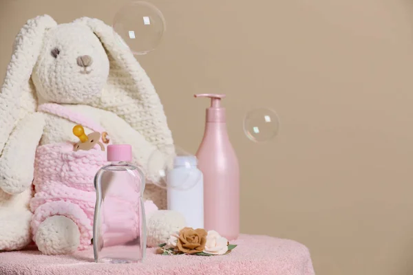 Baby Kosmetiska Produkter Leksak Kanin Tillbehör Och Såpbubblor Beige Bakgrund — Stockfoto