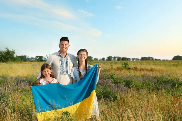 Rodzina Posiadająca Flagę Narodową Ukrainy Terenie Miejsce Tekst — Zdjęcie stockowe