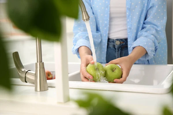 Mutfak Lavabosunda Taze Elmaları Yıkayan Kadın Yakın Plan — Stok fotoğraf