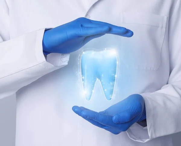Dentist Demonstrating Virtual Model Healthy Tooth Closeup — Stockfoto