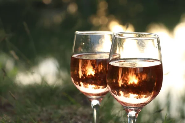 Glasses Tasty Rose Wine Blurred Background Closeup Space Text Picnic — Stock fotografie