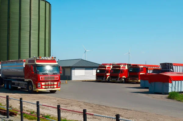 Modern Granary Storing Cereal Grains Parked Trucks Outdoors — Fotografia de Stock
