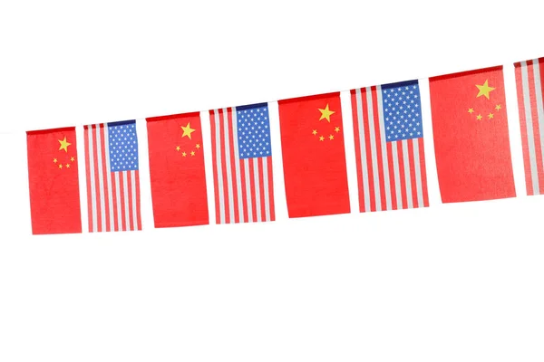 Beyaz Arka Planda Abd Çin Bayrakları Olan Bir Çelenk Uluslararası — Stok fotoğraf