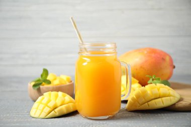 Tahta masada taze, lezzetli mango içeceği.
