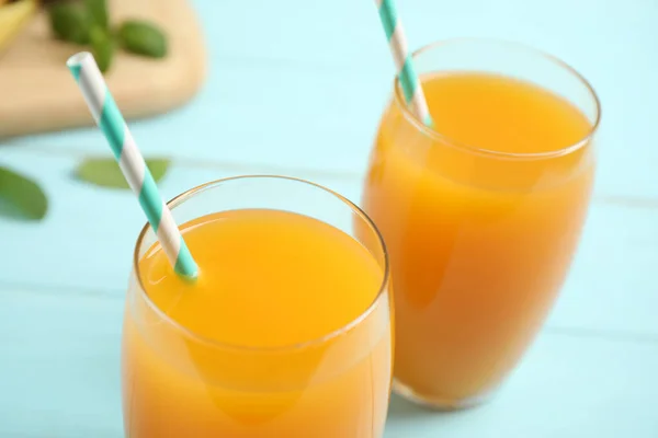 Verse Heerlijke Mango Drank Tafel Close — Stockfoto