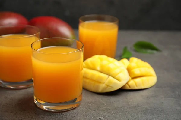 Verse Heerlijke Mango Drank Grijze Tafel — Stockfoto