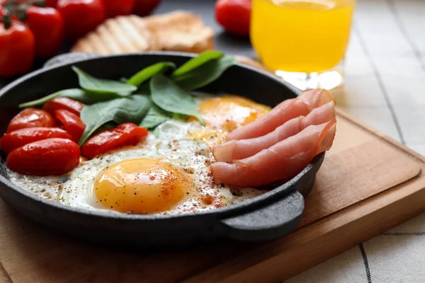 Delicious Fried Eggs Spinach Tomatoes Ham Served Table Closeup —  Fotos de Stock