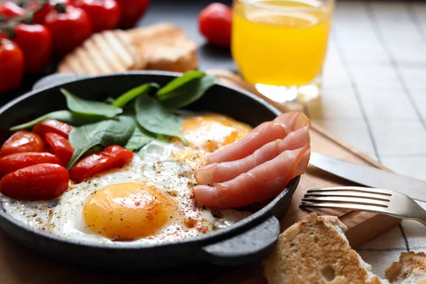 Delicious Fried Eggs Spinach Tomatoes Ham Served Table Closeup — Stok fotoğraf