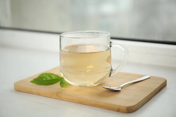 Savoureux Thé Vert Chaud Dans Une Tasse Sur Rebord Fenêtre — Photo