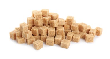 Beyaz arkaplanda kahverengi şekerli küp yığını