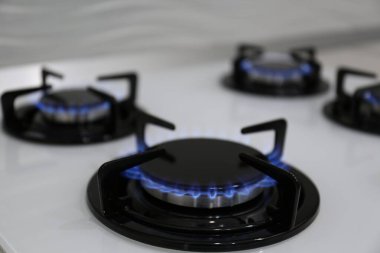 Modern mutfak sobası, yanan gaz, yakın çekim.