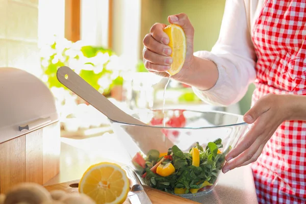 Woman Squeezing Fresh Lemon Bowl Salad Countertop Kitchen Closeup — Fotografia de Stock