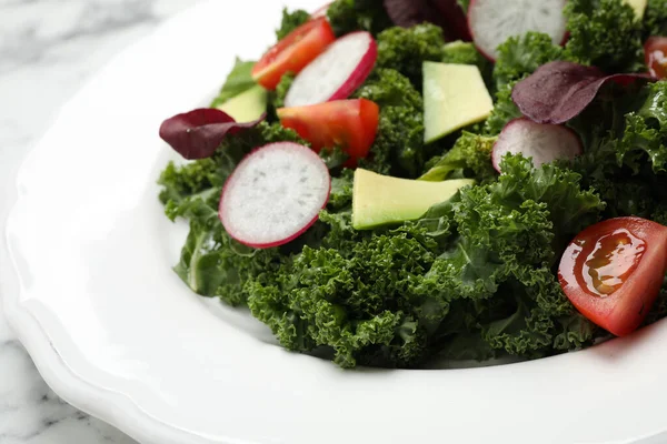 Köstlicher Salat Mit Grünkohlblättern Auf Dem Tisch Nahaufnahme — Stockfoto