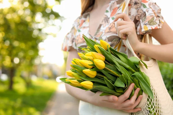 Gadis Remaja Dengan Buket Tulip Kuning Taman Pada Hari Yang — Stok Foto