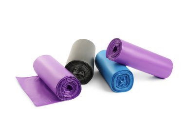 Beyaz arka planda farklı çöp torbaları. Temizlik malzemeleri