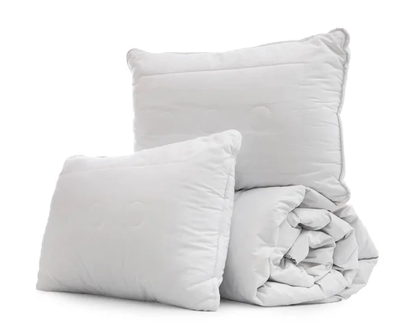 白い背景に枕が付いている柔らかい毛布 — ストック写真
