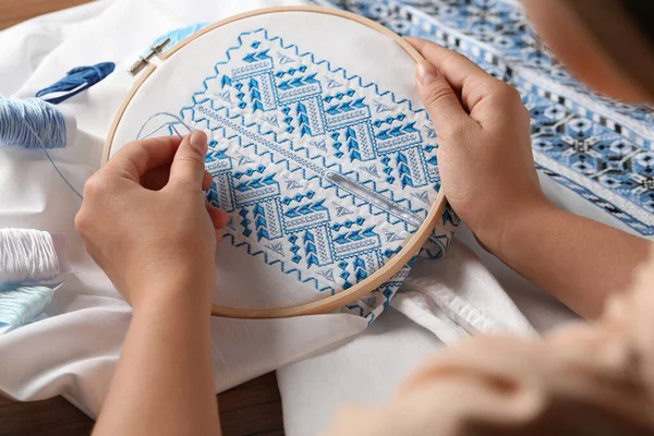 Woman Embroidering White Shirt Blue Thread Wooden Table Closeup Ukrainian — Foto Stock