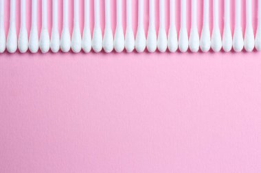 Pembe arka planda bir sürü pamuk tomurcuğu var. Metin için boşluk