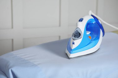 Kapalı alanda modern ütü ve temiz gömlek, metin için boşluk