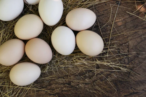 Fresh Raw Eggs Straw Wooden Surface Flat Lay — стоковое фото