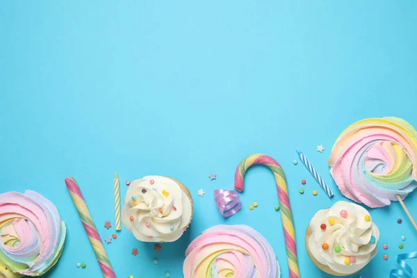 Composição Leigos Planos Com Cupcakes Fundo Azul Claro Espaço Para — Fotografia de Stock