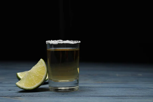 Tequila Mexicano Con Sal Lima Sobre Mesa Madera Azul Espacio — Foto de Stock