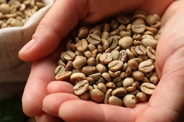 Vrouw Met Stapel Groene Koffiebonen Close — Stockfoto