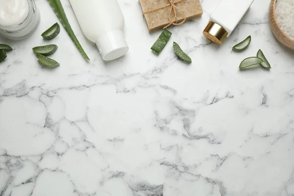 Platte Lay Compositie Met Aloë Vera Cosmetische Producten Witte Marmeren — Stockfoto