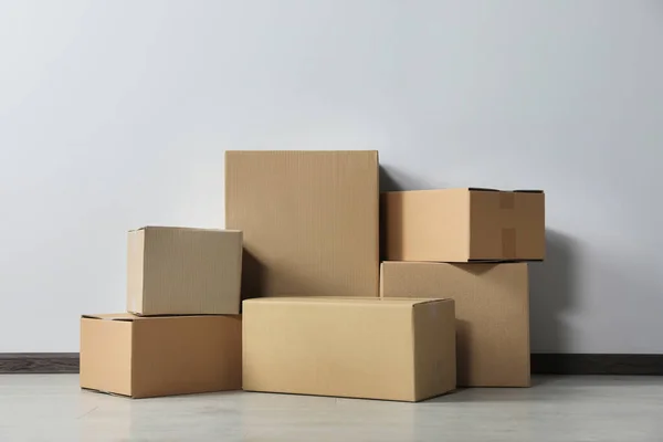 Many Closed Cardboard Boxes Floor White Wall Delivery Service — стоковое фото