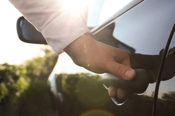 Vista Primer Plano Del Hombre Abriendo Puerta Del Coche — Foto de Stock