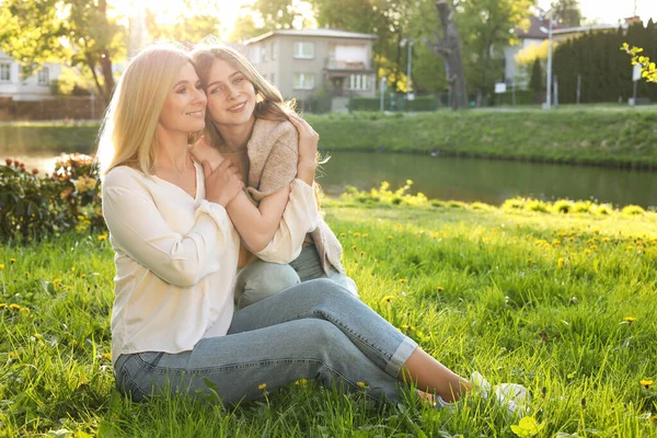 Felice Madre Con Sua Figlia Erba Verde Nel Parco — Foto Stock