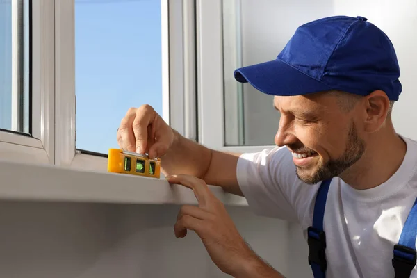 Worker Using Bubble Level Plastic Window Installation Indoors — 图库照片