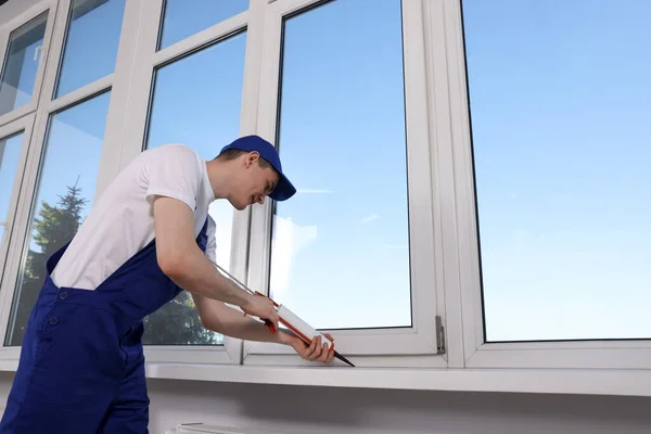 Worker Sealing Plastic Window Caulk Indoors Installation Process — стоковое фото