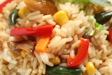 Arka planda sebzeli lezzetli pirinç pilavı, yakın plan.